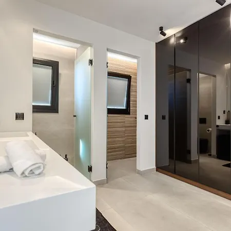 Serenissima - Beachfront With Indoor & Outdoor Pools And Gym By Posarelli Willa *