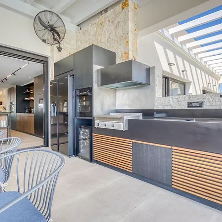 Serenissima - Beachfront With Indoor & Outdoor Pools And Gym By Posarelli * 아카라비
