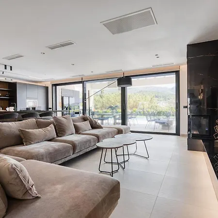 Serenissima - Beachfront With Indoor & Outdoor Pools And Gym By Posarelli