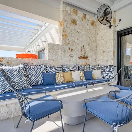 Serenissima - Beachfront With Indoor & Outdoor Pools And Gym By Posarelli Villa